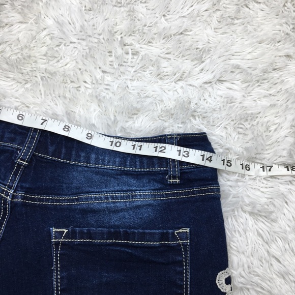 ⬇️Bongo Distressed Crochet Lace Denim Shorts Size 7 - Picture 9 of 14